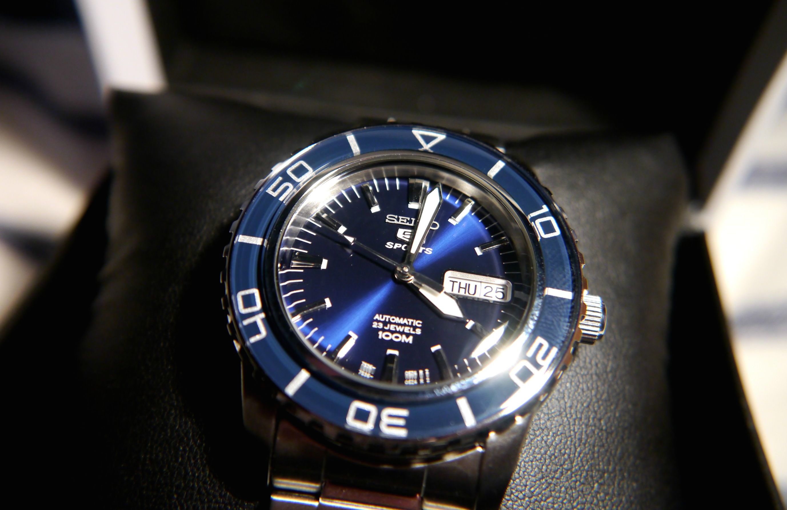 labyrint Troubled Mitt Seiko SNZH53 Seiko 5 Automatic Diver Watch Review - WatchReviewBlog