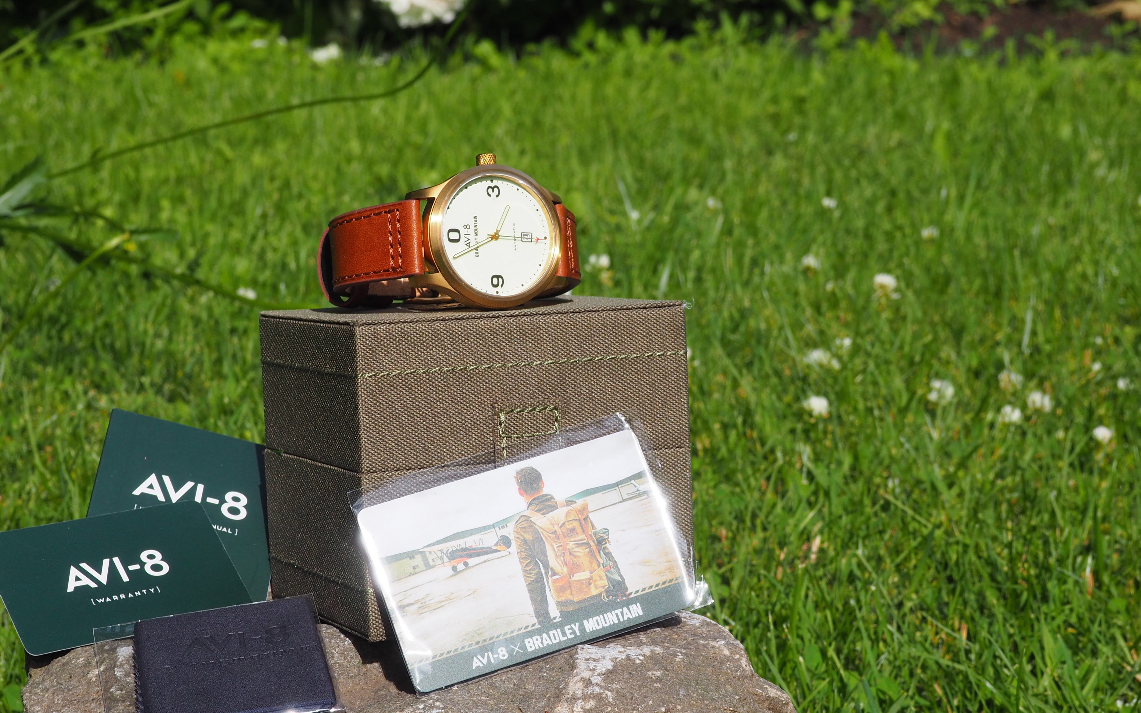 Photo with box and warranty card