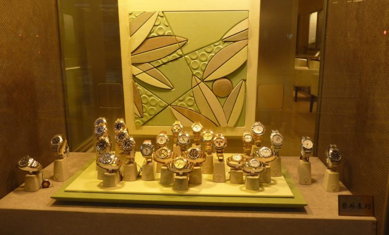 Do Pawn Shops Buy Watches With Dead Battery The Art Of Buying Watches From Pawn Shops - WatchReviewBlog