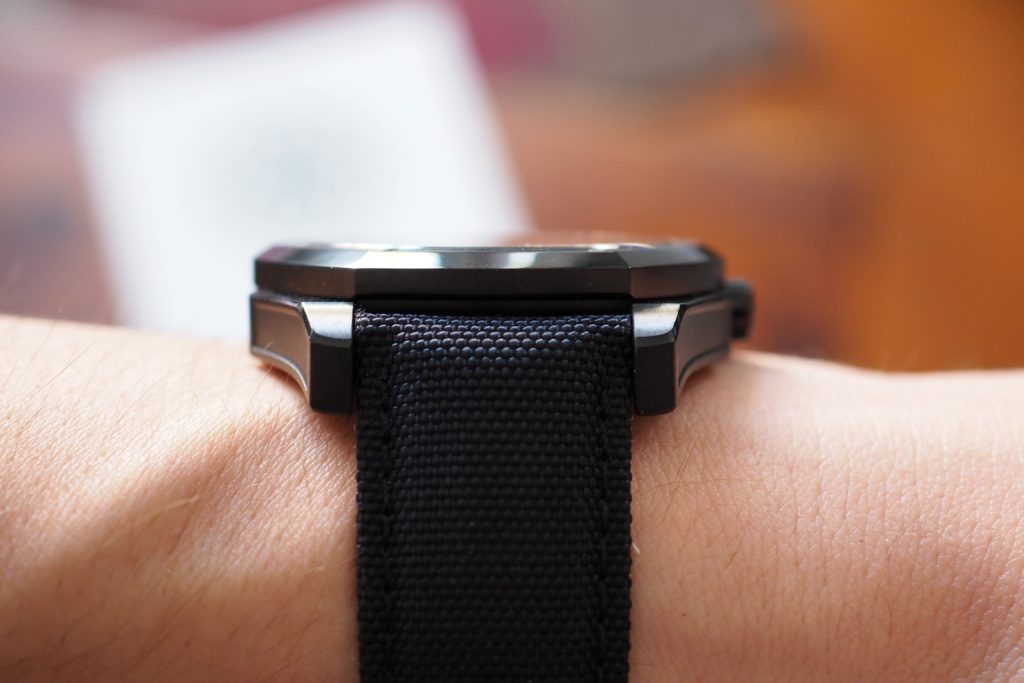 Slim look on wrist, lugs and strap