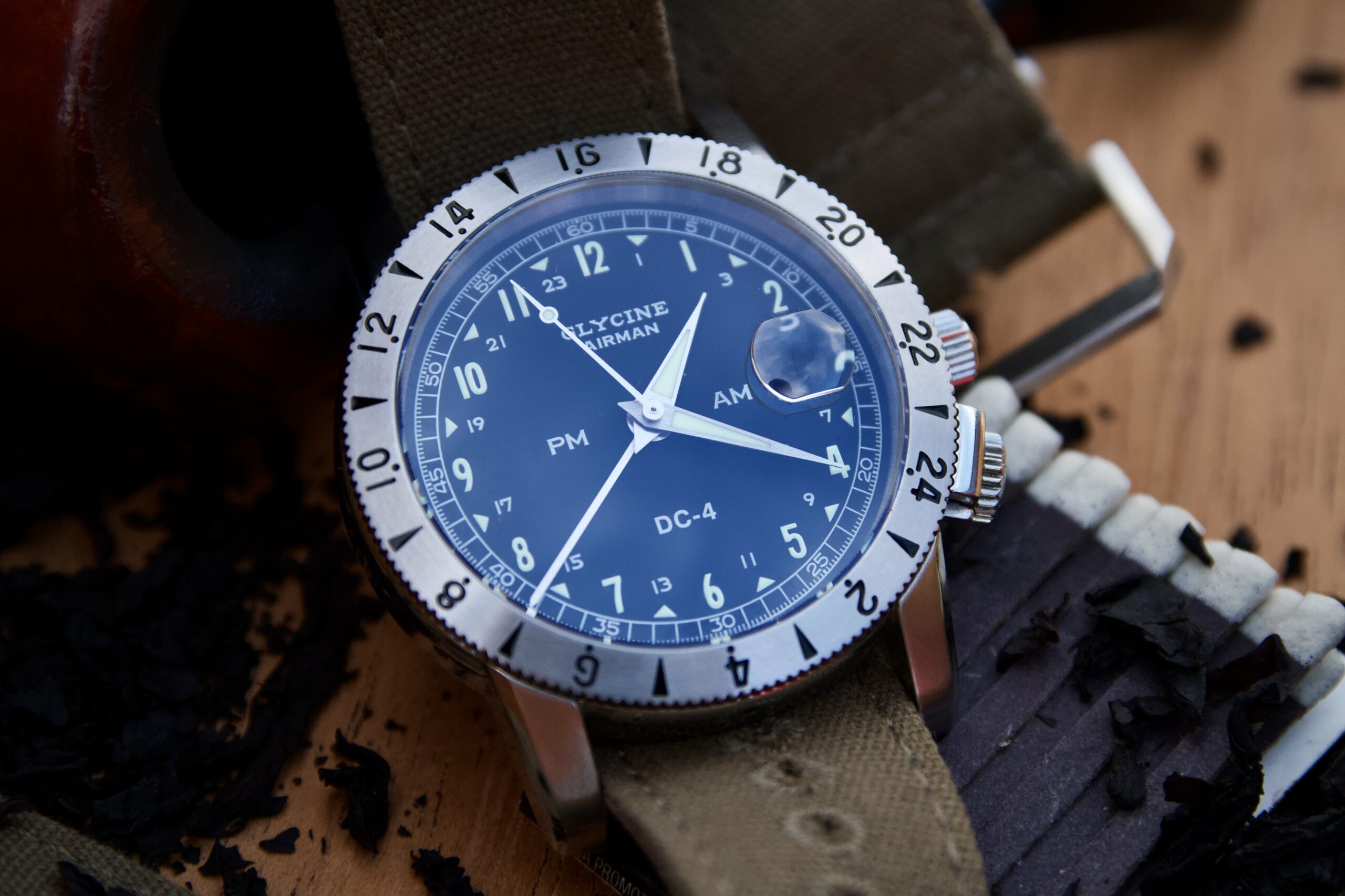 Glycine Airman crown and bezel