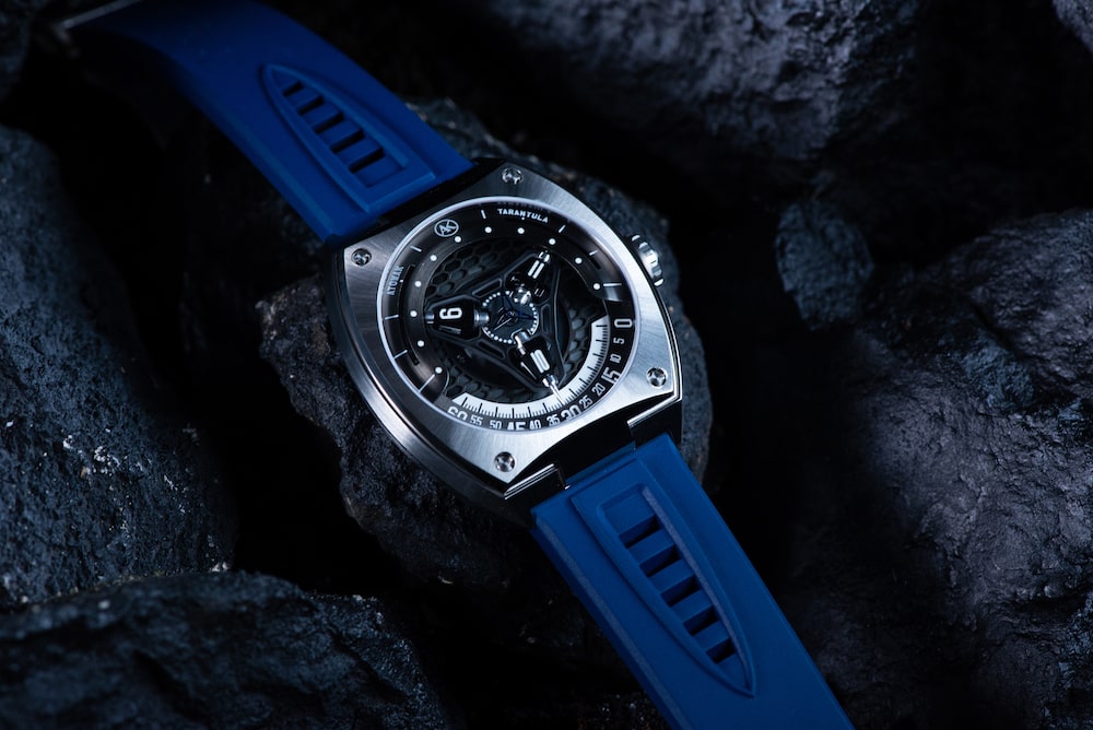 Atowak-tarantula-silver-case