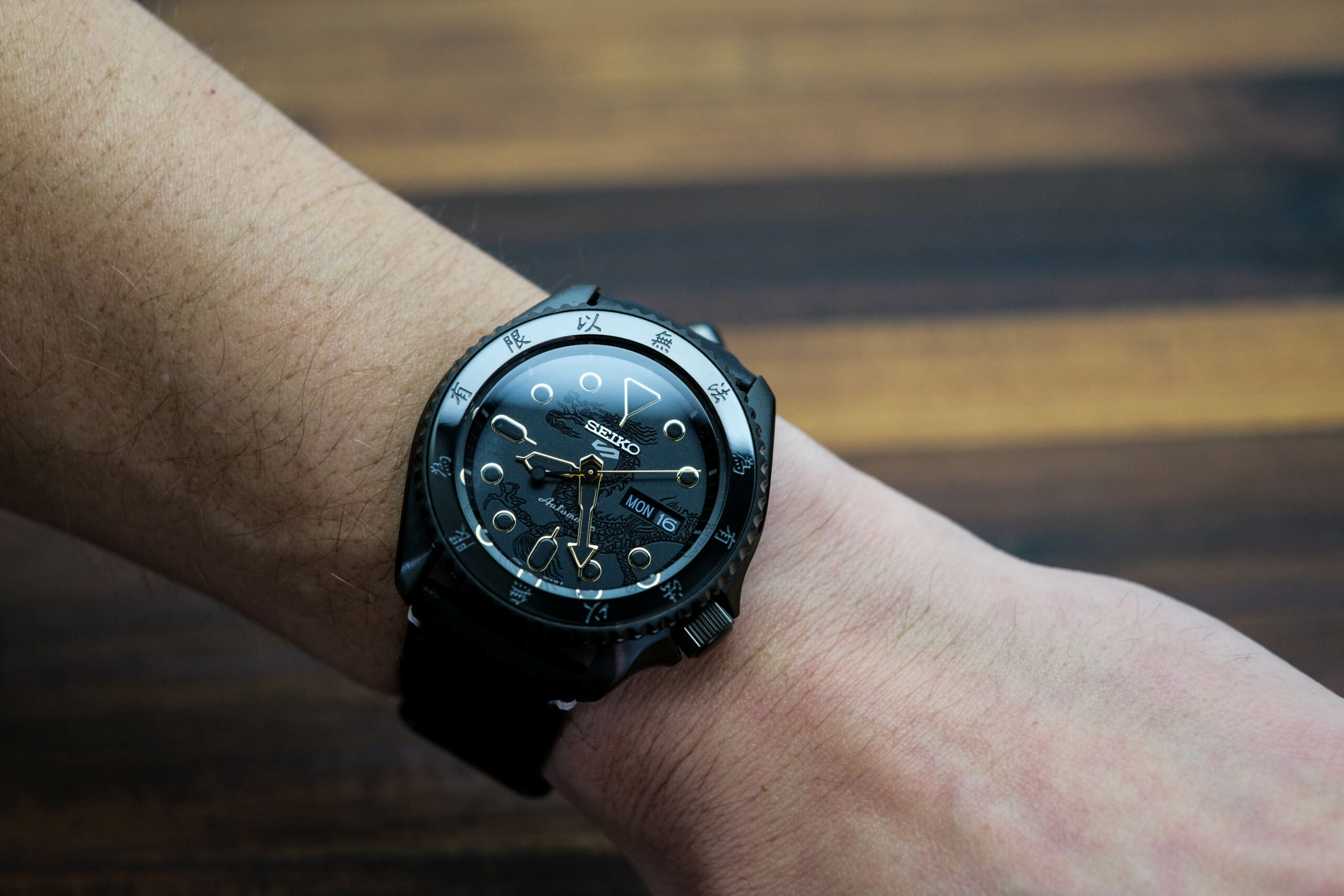 Seiko-Bruce-Lee-Wrist-Shot-Light