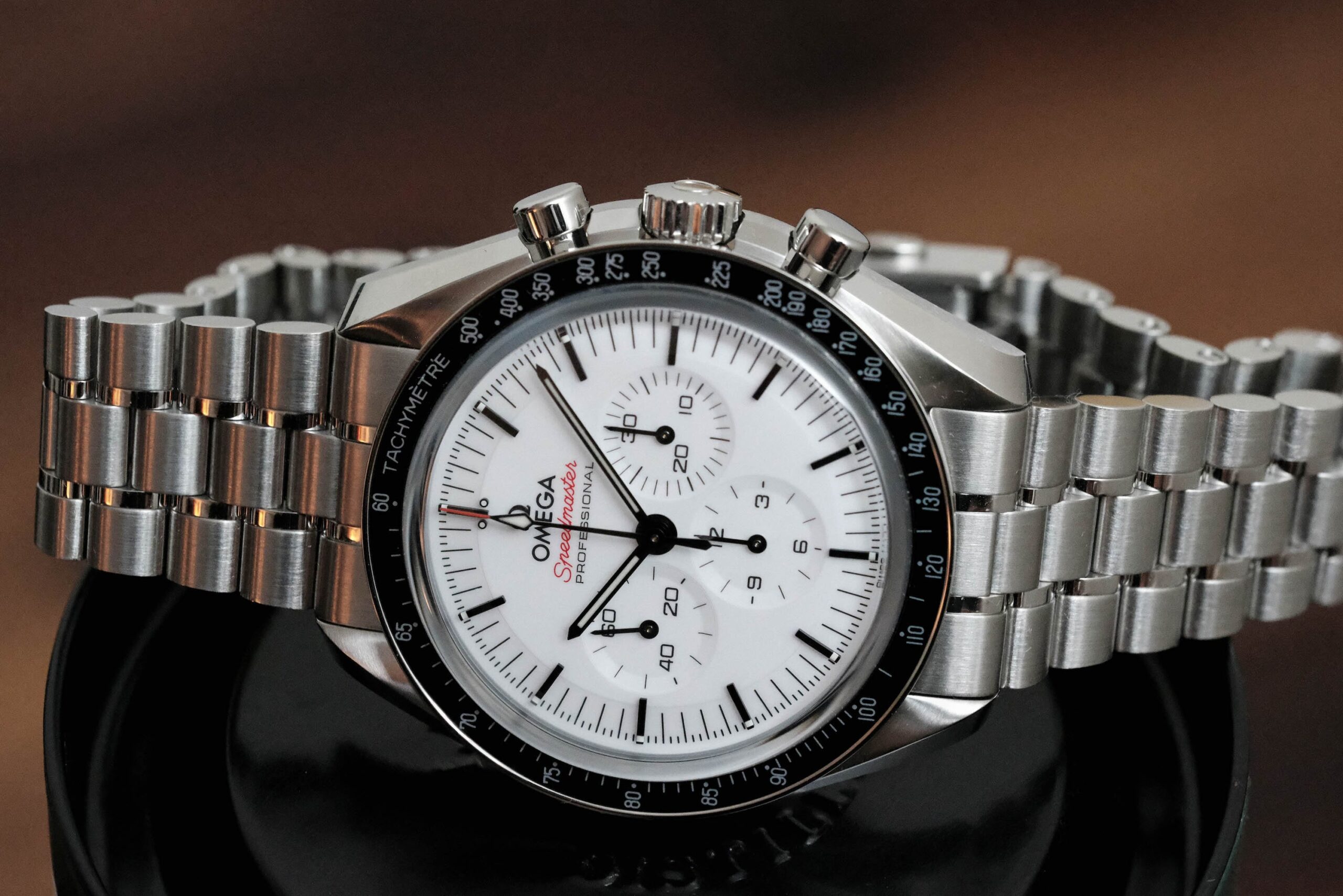 Speedmaster-White-Dial-Macro