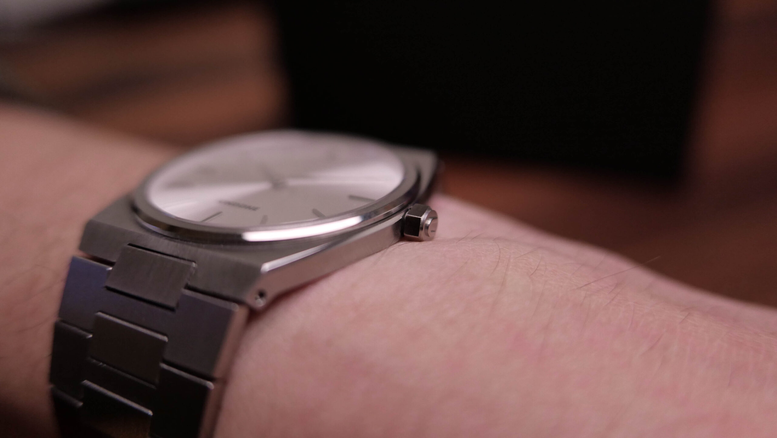 Undone-Slim-Side-View-Wrist-Shot